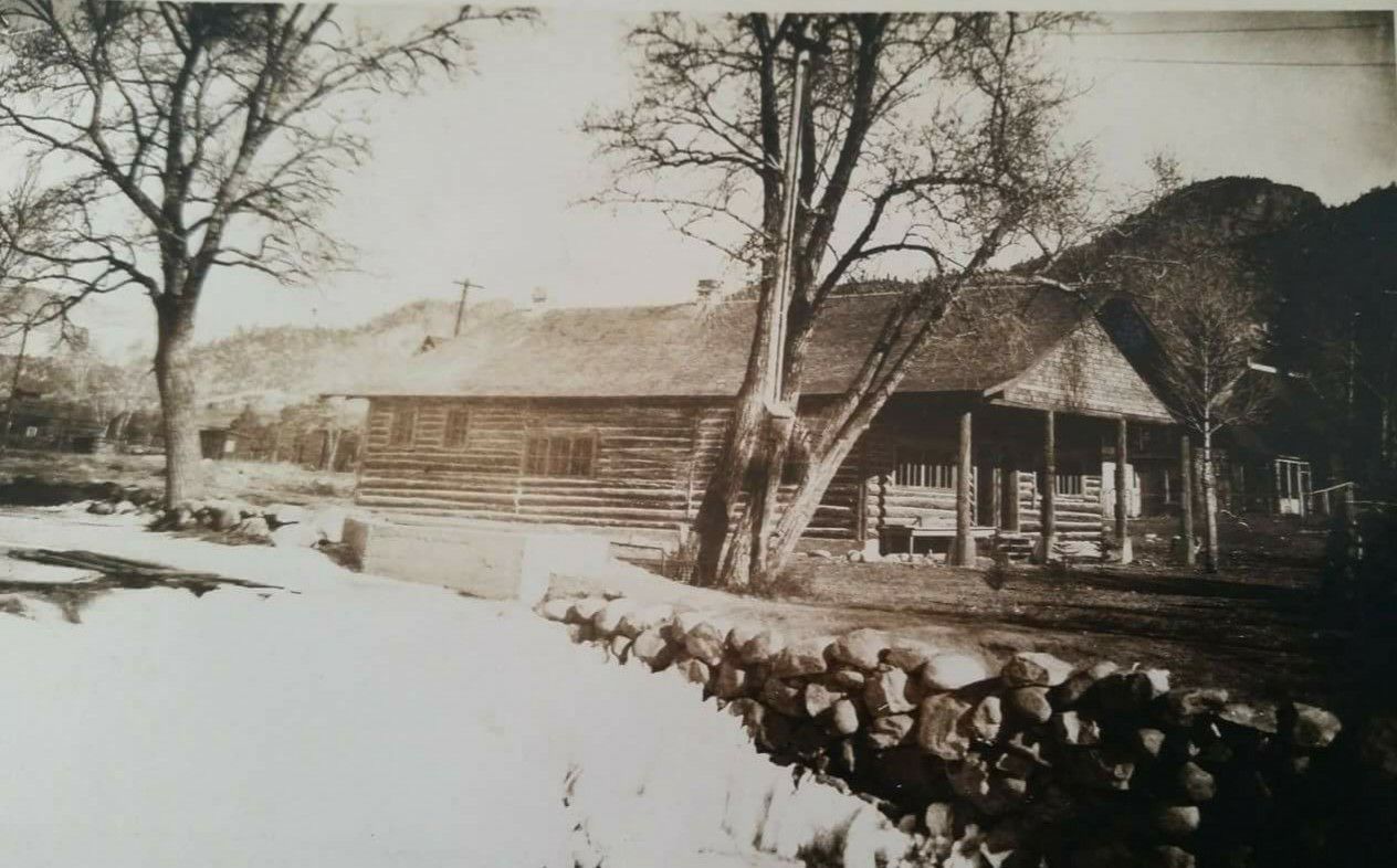 Picture of original library next to Town Lake
